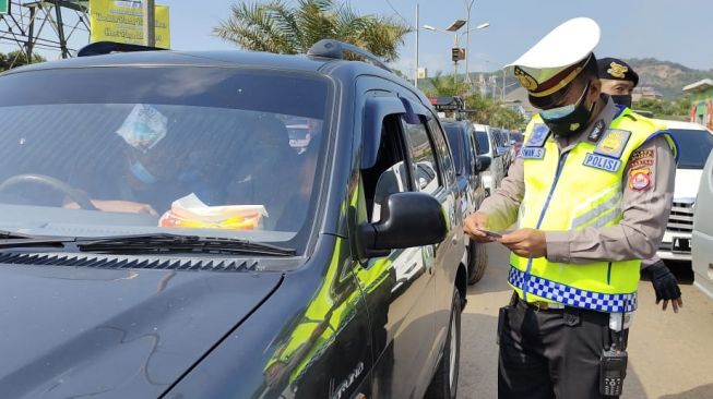 Akses ke Anyer Dibatasi, Ratusan Kendaraan Asal Jakarta Diputar Balik