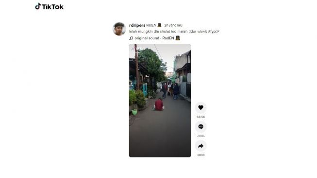 Lelaki ini ketiduran saat solat Idulfitri. [TikTok]