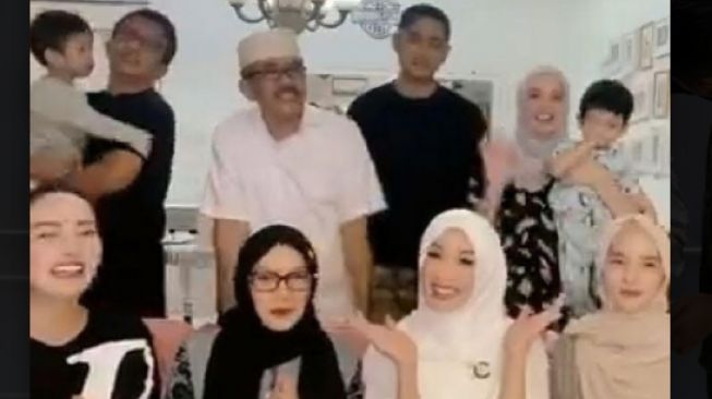 4 Potret Lebaran Arya Saloka Dan Putri Anne Jadi Keluarga Pepohonan