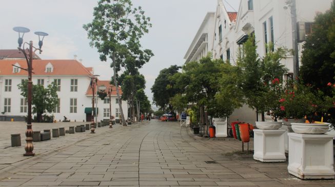 Suasana sepi halaman Museum Fatahillah di Kawasan Kota Tua, Jakarta, Jumat (14/5/2021).  [Suara.com/Dian Latifah]