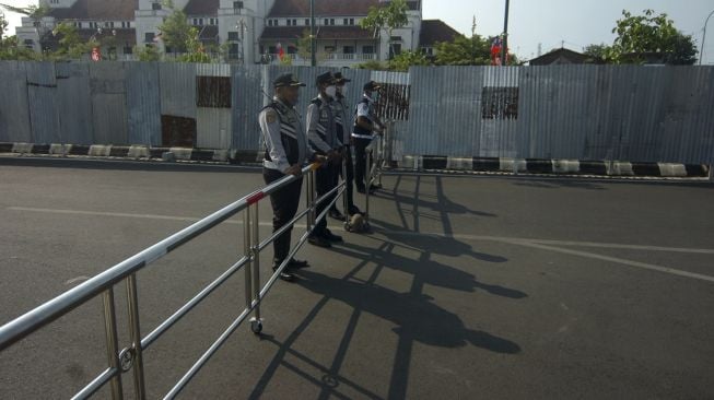 Personel Dinas Perhubungan berjaga di pintu masuk Alun-alun Tegal, Jawa Tengah, Sabtu (15/5/2021). [ANTARA FOTO/Oky Lukmansyah]