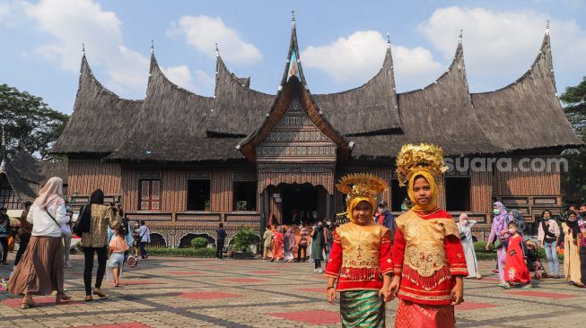 Warga berwisata di anjungan Sumatera Barat Taman Mini Indonesia Indah, Jakarta Timur, Sabtu (15/5/2021). [Suara.com/Alfian Winanto]