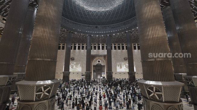 Umat Islam melaksanakan shalat tarawih berjamaah di Masjid Istiqlal, Jakarta, Selasa (11/5/2021). [Suara.com/Angga Budhiyanto] 