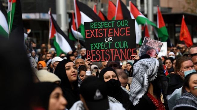 Ribuan warga Australia melakukan demo untuk memprotes serangan brutal Israel di Masjid Al Aqsa dan jalur Gaza di Balai Kota Sydney, Australia, Sabtu (15/5).  BIANCA DE MARCHI / AFP
