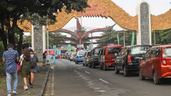 Antrian panjang kendaraan di pintu masuk Taman Mini Indonesia Indah, Jakarta Timur, Sabtu (15/5/2021). [Suara.com/Alfian Winanto]