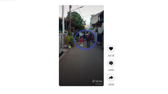 Lelaki ini ketiduran saat solat Idulfitri. [TikTok]