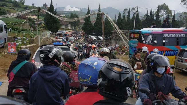 Tak Ada Penyekatan, Pengunjung Komplek Objek Wisata Dieng Membludak