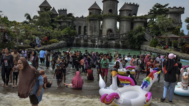 Sejumlah pengunjung memadati wahana permainan air di Ampera Water Park, Ciawi, Kabupaten Tasikmalaya, Jawa Barat, Minggu (16/5/2021). [ANTARA FOTO/Adeng Bustomi]