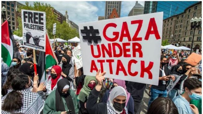 Ribuan orang berkumpul selama unjuk rasa untuk mendukung Palestina di Copley Square di Boston, Massachusetts pada 15 Mei 2021 (Joseph Prezioso/AFP)