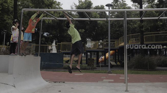 Sejumlah anak bermain di Taman Puring, Kebayoran Baru, Jakarta, Minggu (16/5/2021). [Suara.com/Angga Budhiyanto]