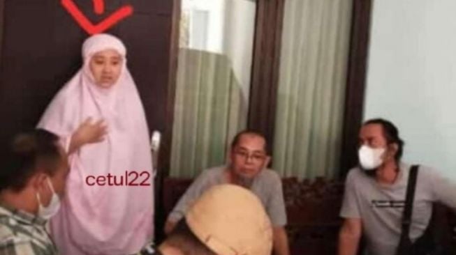 Lemes! Perempuan Berjilbab Katai Petugas Penyekatan Anjing Didatangi Polisi