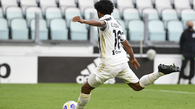 Gelandang Juventus Juan Cuadrado menembak untuk mencetak penalti kemenangan selama pertandingan sepak bola Serie A Italia Juventus vs Inter di stadion Juventus, Turin, pada (15/5/2021). [Isabella BONOTTO / AFP]