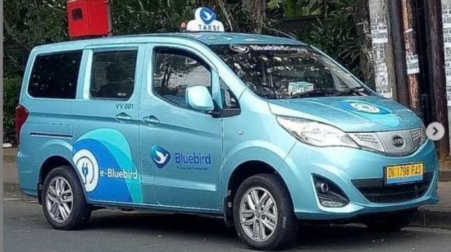 MPV Bluebird yang tak perlu lagi isi bensin (Instagram)