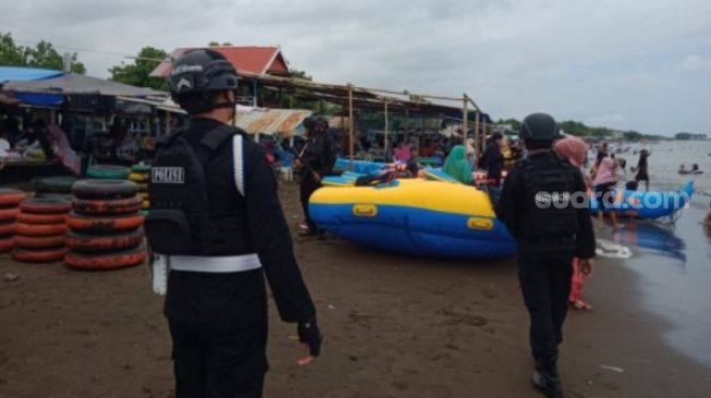 Brimob Himbau Wisatawan di Kota Makassar Patuhi Protokol Kesehatan