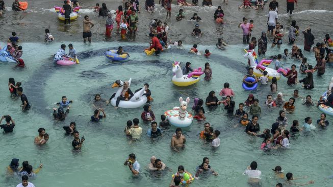 Sejumlah pengunjung memadati wahana permainan air di Ampera Water Park, Ciawi, Kabupaten Tasikmalaya, Jawa Barat, Minggu (16/5/2021). [ANTARA FOTO/Adeng Bustomi]