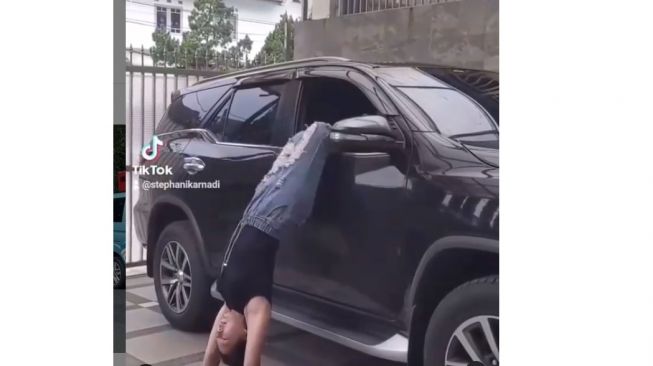 Cara unik wanita masuk kabin mobil bikin geleng-geleng kepala (TikTok)