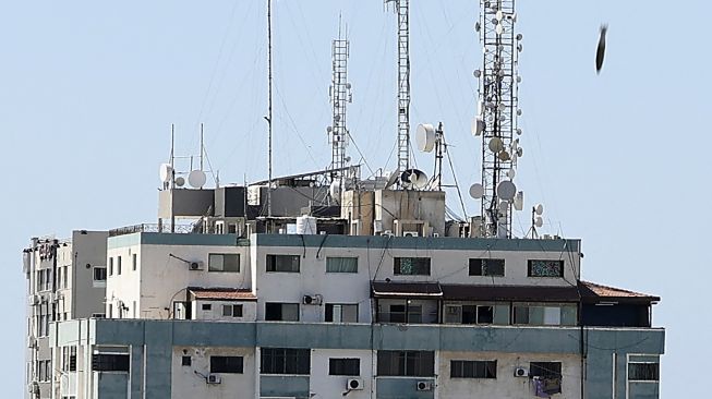 Sebuah bom udara menghantam Menara Jala selama serangan udara Israel di kota Gaza, Palestina, pada (15/5/2021). [Mahmud Hams / AFP]