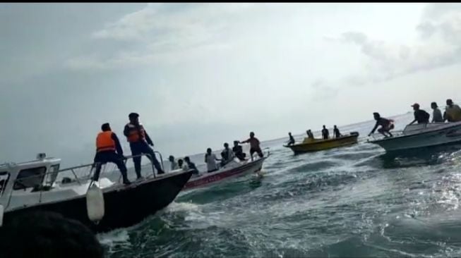 Enam Banana Boat di Pantai Carita Disita Polisi, Pengusaha dan Nelayan Demo