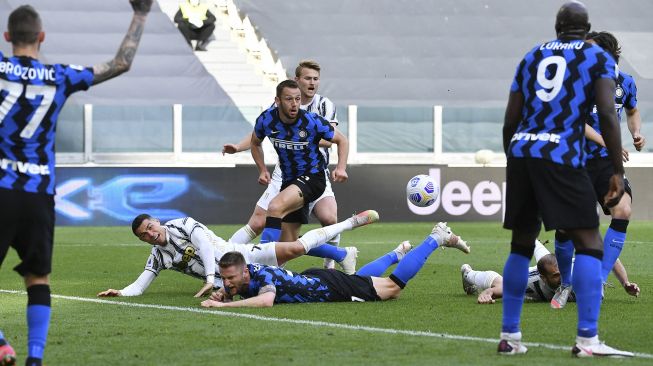 Penyerang Juventus Cristiano Ronaldo dijegal di area penalti selama pertandingan sepak bola Serie A Italia Juventus vs Inter di stadion Juventus, Turin, pada (15/5/2021). [Isabella BONOTTO / AFP]