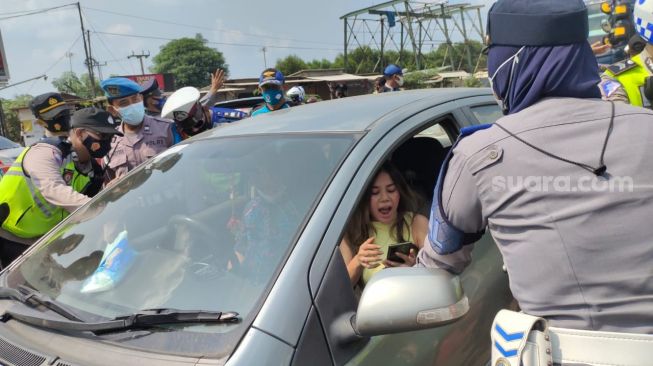Tak Terima Diputar Balik, Cewek Seksi Ngamuk di Pos Simpang 3 JLS