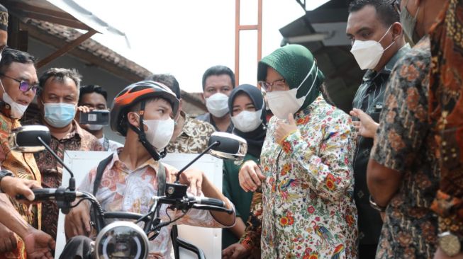 Mensos Risma Beri Motor Roda Tiga ke Remaja Difabel di Pekalongan