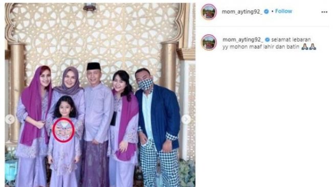 Ibu dan Ayah Ayu Ting Ting pakai rentetan cincin. (Instagram/@mom_ayting92_)