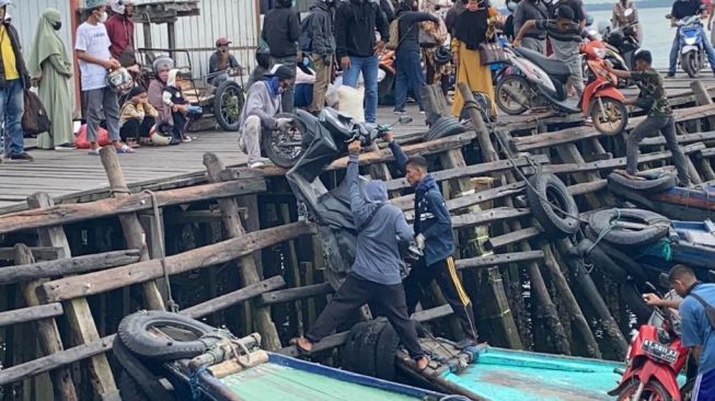 Penumpang Kapal Klotok Kampung Baru Turun Dratis