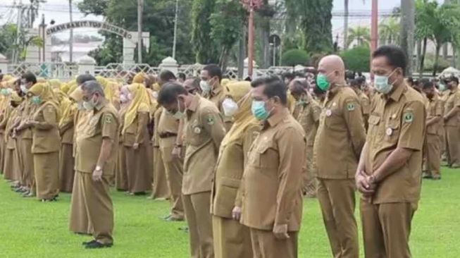 Apel Perdana Usai Lebaran, Mahyeldi Hukum Pj Sekda Sumbar dan Sejumlah Pejabat