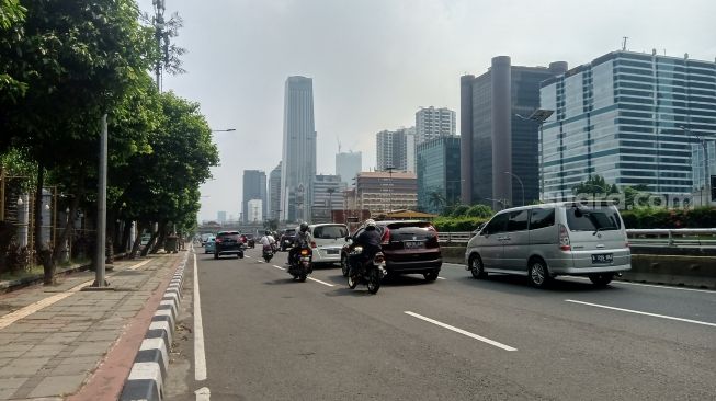 Arus lalin di kawasan Pancoran arah Semanggi terpantau normal pada hari pertama kerja usai libur Lebaran, Senin (17/5/2021). [Suara.com/Yosea Arga Pramudita]