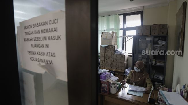 Pegawai Negeri Sipil (PNS) beraktivitas saat hari pertama kerja usai libur lebaran di Kantor Kelurahan Lenteng Agung, Jakarta, Senin (17/5/2021). [Suara.com/Angga Budhiyanto]