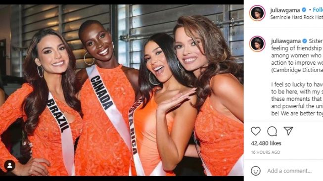 Potret Julia Gama di ajang Miss Universe 2020. (Instagram/juliawgama)