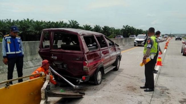 Mobil Rombongan Warga Terbalik di Tol Tebing Tinggi, Ini Kronologinya