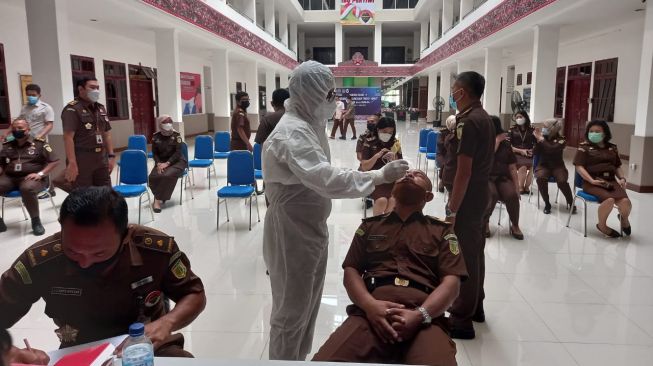 Hari Pertama Kerja, Pegawai Kejati Sumut Jalani Rapid Antigen