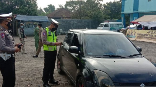 Polres Sukabumi Kota memutar balik 1.076 kendaraan pemudik dan wisatawan dari luar kota yang hendak berekreasi maupun mudik ke Sukabumi, Jawa Barat. (Antara)