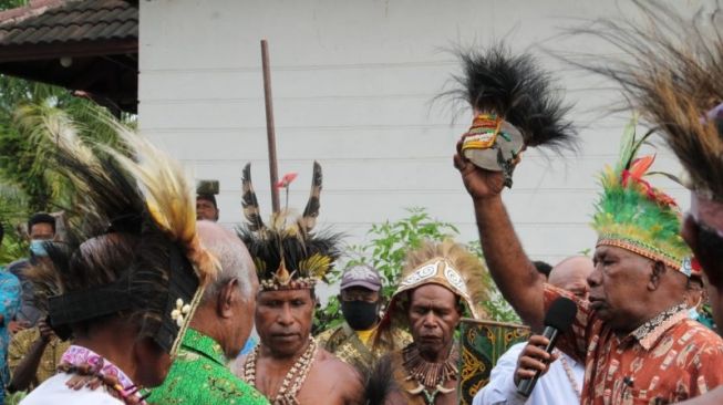 Junus Mandibodibo Ditetapkan Jadi Pemimpin Suku Biak