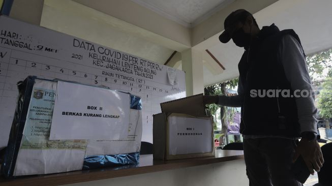 Warga memasukkan berkas ke dalam kotak permohonan di Kantor Kelurahan Lenteng Agung, Jakarta, Senin (17/5/2021). [Suara.com/Angga Budhiyanto]