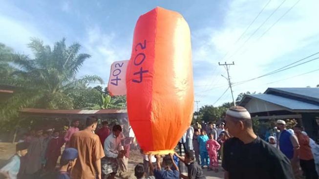 Tradisi Terbangkan Balon Udara di Siak, Tahun Ini Ada Bentuk Nanggala 402