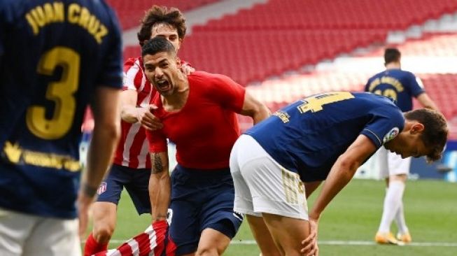 Pemain Atletico Madrid Luis Suarez rayakan golnya ke gawang Osasuna dalam pertandingan pekan ke-37 La Liga yang digelar di Estadio Wanda Metropolitano, Minggu (16/5/2021). [AFP]