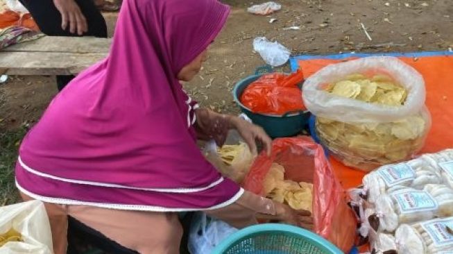 Wisata Pantai Anyer Ditutup, Pedagang Terlilit Hutang