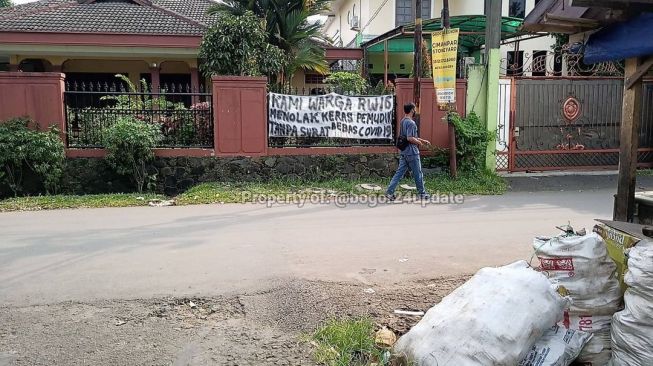 Viral warga RW 16 Kelurahan Cimahpar, Kota Bogor, memasang spanduk tolak pemudik tanpa surat bebas Covid-19, Senin (17/5/2021). [Instagram/@bogor24update]