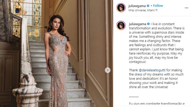 Potret Julia Gama di ajang Miss Universe 2020. (Instagram/juliawgama)