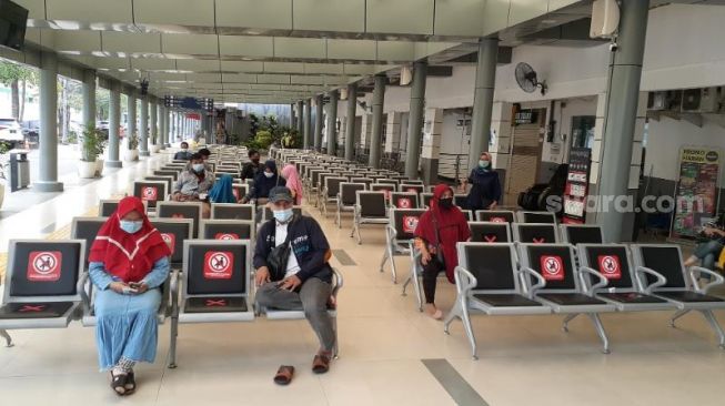 Suasana hari terakhir larangan mudik di Stasiun Pasar Senen, Jakarta Pusat, Senin (17/5/2021). [Suara.com/Yaumal Asri Adi Hutasuhut]