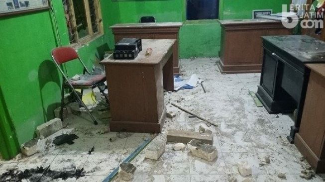 Kantor Desa Ngimbang Dirusak Warga Dipicu Kasus Selingkuh