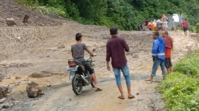 6 Desa Terisolir Akibat Longsor di Mandailing Natal