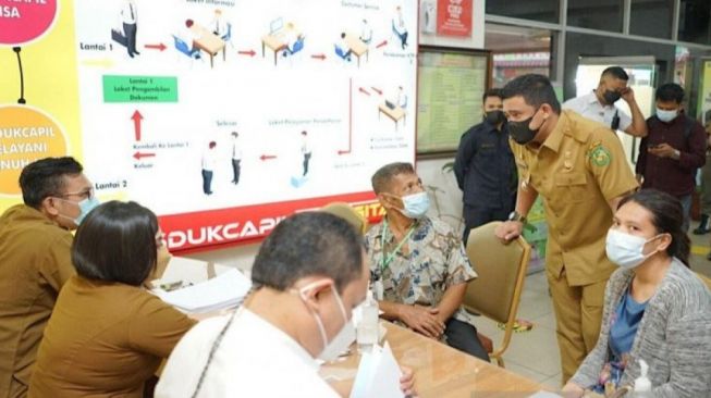 Bobby Nasution ke Warga di Kantor Disdukcapil: Ada Pungli atau Calo Gak?