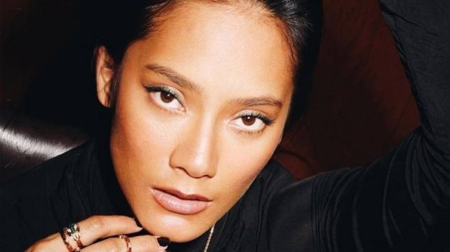 Cara Kreatif Wujudkan Riasan Natural untuk Kulit Langsat dan Gelap 