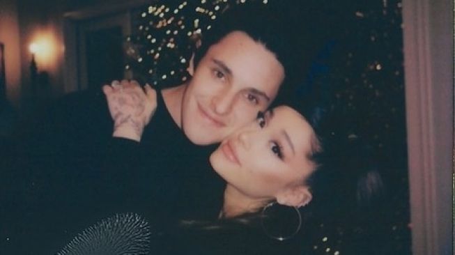 Ariana Grande Resmi Ajukan Gugatan Cerai ke Dalton Gomez