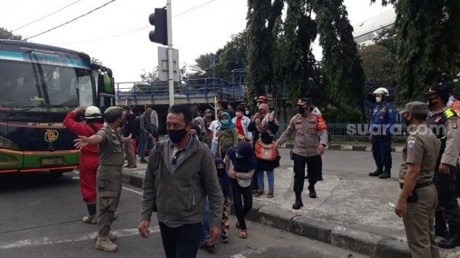 Tiba di Terminal Kp Rambutan, Pemudik Digiring Aparat Ikut Tes Covid-19