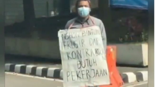 Pria berdiri di jalan minta pekerjaan (instagram.com/@rhadyan_s)