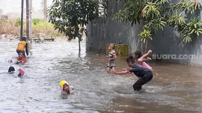 Warga Bintaro Gallery Tangsel Belasan Jam Terendam Banjir: Terima Nasib Aja